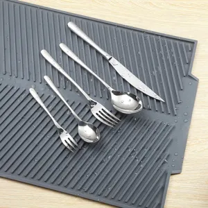 Detailansicht einer grossen grauen Silikon-Abtropfmatte mit Edelstahlbesteck Set