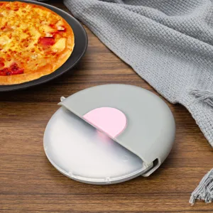 Detailansicht des runden Edelstahl-Pizzaschneiders mit Schutzabdeckung zum Backen in der Küche.