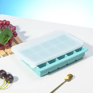 Vue détaillée du bac à glaçons en silicone avec design 15 grilles et couvercle souple.