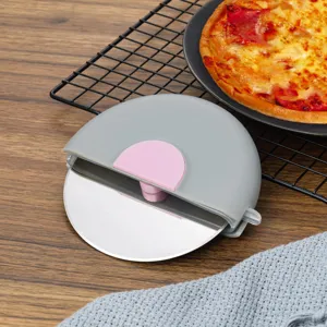Edelstahl Pizzaschneider mit Schutzhülle Detailansicht für die tägliche Küchenbäckerei.