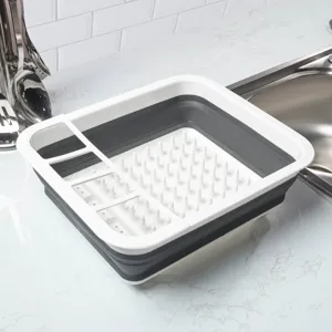 Detalle de escurridor de platos plegable con cuerpo flexible y compartimentos de cubiertos.