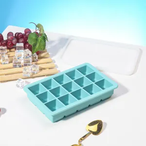 Vue détaillée du bac à glaçons en silicone à 15 grilles avec couvercle pour cuisine.