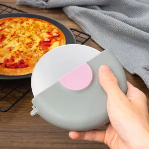Edelstahl Pizzaschneider Rad mit Schutzhülle, ideal für die Küche und zum Backen.