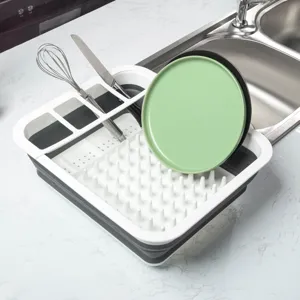 Detalle de escurridor de platos plegable que muestra la cesta de almacenamiento de plástico.