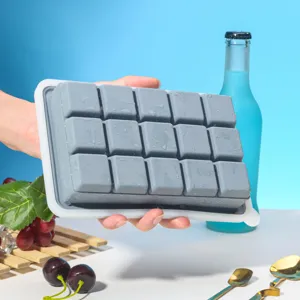 Gros plan détaillé du bac à glaçons en silicone à 15 grilles avec moules carrés et design souple.