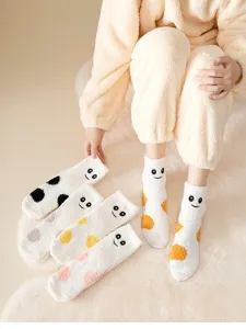 Wärmende Korallenfleece Wintersocken mit süßem gesticktem Smiley-Gesicht und bunten Punkten.