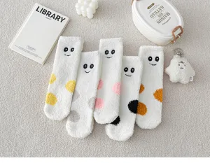 Flauschige Korallenfleece Wintersocken mit besticktem Smiley. Gemütliche dicke warme Socken.