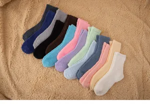 Bunte flauschige Korallenfleece Kuschelsocken Detailansicht, weiche warme Wintersocken nah