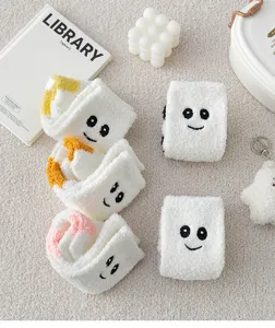 Flauschige Korallenfleece Wintersocken mit süßem gesticktem Smiley, kuschelig dickes Schlafen
