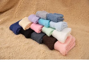 Verdickte einfarbige Korallenfleece Socken Detailansicht, weiche warme Heimschlaf Socken.