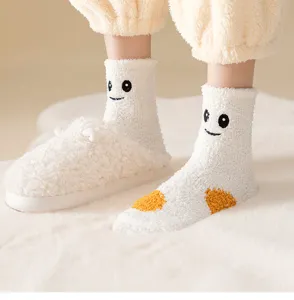Dicke Korallenfleece Socken mit süßem gesticktem Smiley Gesicht, warme kuschelige Wintersocken.