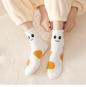 Gemütliche Korallenfleece Wintersocken mit süßem gesticktem Smiley und warmer dicker Passform.