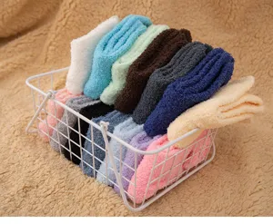 Gemütliche dicke einfarbige Korallenfleece Flauschsocken im Set für warme Wintertage zu Hause.