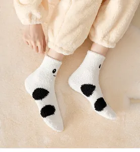 Gemütliche flauschige Fleecestulpen mit Stickerei, dicke warme Wintersocken für zu Hause.
