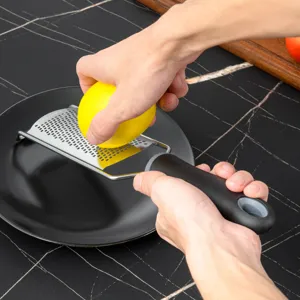 Edelstahlschale Zestenreibe und Käsereibe mit ergonomischem Griff für die Küchenzubereitung