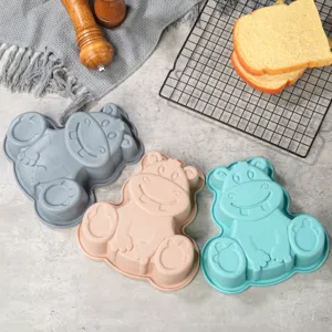 Détail de moule à gâteau en silicone coloré sur table de cuisine pour la pâtisserie.