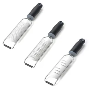 Set di 3 grattugie per formaggio in acciaio inox con manici ergonomici per cucina.