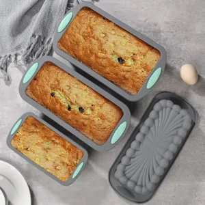 Vue détaillée des moules à pain en silicone gris avec poignées vert menthe et motifs texturés.