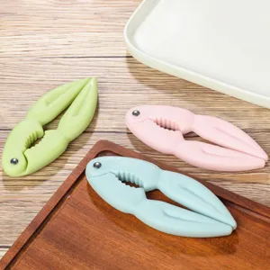Vue détaillée du casse-noix en plastique créatif pince crabe outil de cuisine couleur.