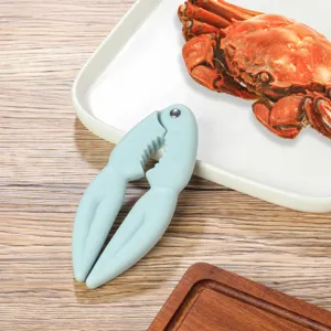 Casse-noix pince à crabe en plastique pour cuisine, outil ergonomique pour décortiquer facilement.