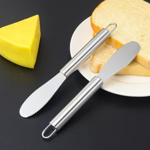 Edelstahl Butterstreicher Detailansicht mit gezahnter Kante und praktischer Aufhängeöse.