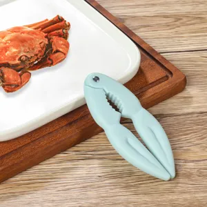 Casse-noix en plastique bleu clair et ouvre-crabe, gadget de cuisine pratique.