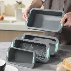 Set de moules à pain en silicone pour cuisson de gâteaux avec poignées résistantes.