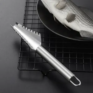 Detalle escamador de pescado de acero, borde dentado, herramienta de cocina duradera para peces.