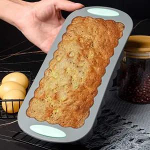 Gros plan sur le moule a pain en silicone bicolore contenant du delicieux pain cuit.