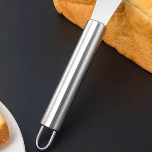 Nahaufnahme des Edelstahl-Buttermessergriffs mit gebürsteter Oberfläche und Aufhängöse.