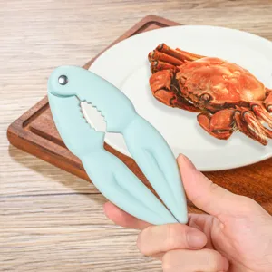Vue detaillee d'un outil de cuisine bleu clair pour casser les crabes et les noix.