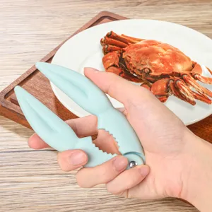 Outil de cuisine décortiqueur de crabe en plastique bleu clair vue de détail ergonomique.