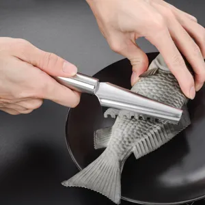 Herramienta de cocina de acero inoxidable para raspar escamas de pescado fácilmente.