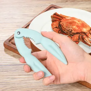 Vue détaillée d'un casse-crabe et décortiqueur de noix en plastique bleu clair.