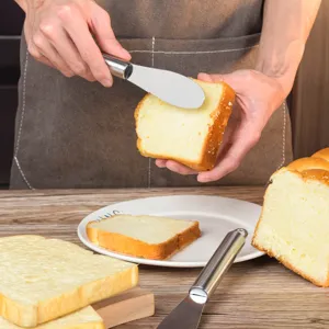 Edelstahl Butter Streichmesser Detailansicht, ideal für Brot Toast und Backen von Käse.
