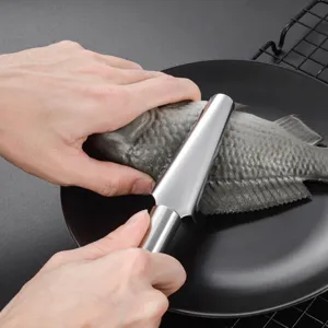 Herramienta de cocina de escamador de pescado de acero inoxidable para escamar fácilmente.