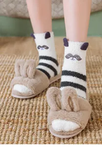 Calzini peluche carini con viso cartoon e pantofole orecchie coniglio vista dettagliata per inverno caldo.