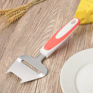 Affettaformaggi in acciaio inossidabile professionale con manico rosso e bianco.
