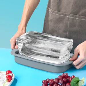 Grand moule à glaçons en silicone pour gros glaçons transparents, facile à démoulage et pratique.