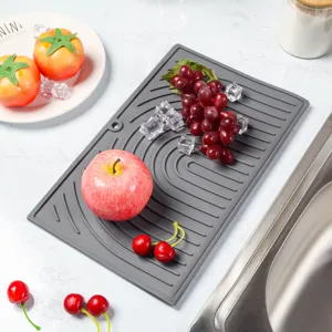 Detailaufnahme der grauen Silikon-Abtropfmatte auf der Arbeitsplatte mit Frucht-Requisiten.