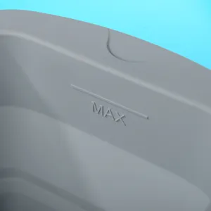 Gros plan détaillé de l'intérieur du moule à glaçons en silicone gris avec ligne MAX.