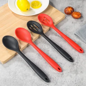 Détail de cuillère et écumoire de cuisine en silicone, belle finition et design pratique.