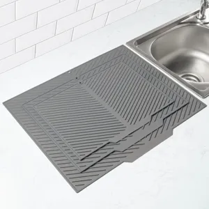 Detailansicht graue Silikon Abtropfmatte mit Schrägrillen für die Küchenarbeitsplatte.