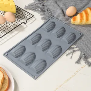 Graue 9-Mulden Silikon Madeleine Form, langlebiges Backwerkzeug für Kuchen und Gebäck.
