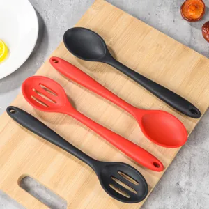 Ensemble de cuillères de cuisine en silicone, cuillères solides et ajourées résistantes à la chaleur.