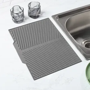 Silikon Abtropfmatte für Küchengeschirr Lufttrocknung mit Diagonalstreifen Detailansicht.