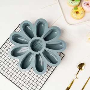 Detailansicht der grauen Silikon Sonnenblumen Backform auf Kuchengitter mit Donuts.