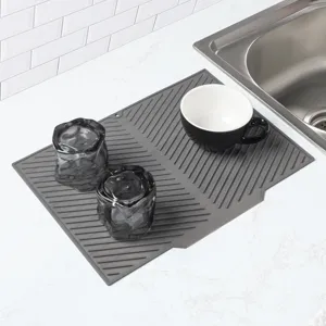 Graue Silikon-Abtropfmatte mit Rillen für die Küchenarbeitsplatte, ideal zum Trocknen von Geschirr.