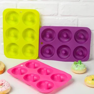 Silikon Donut Backform Set mit 6 Mulden in bunten Farben für einfaches Backen zu Hause.