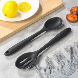 Ensemble d'ustensiles de cuisine en silicone noir avec cuillère de cuisson et écumoire.